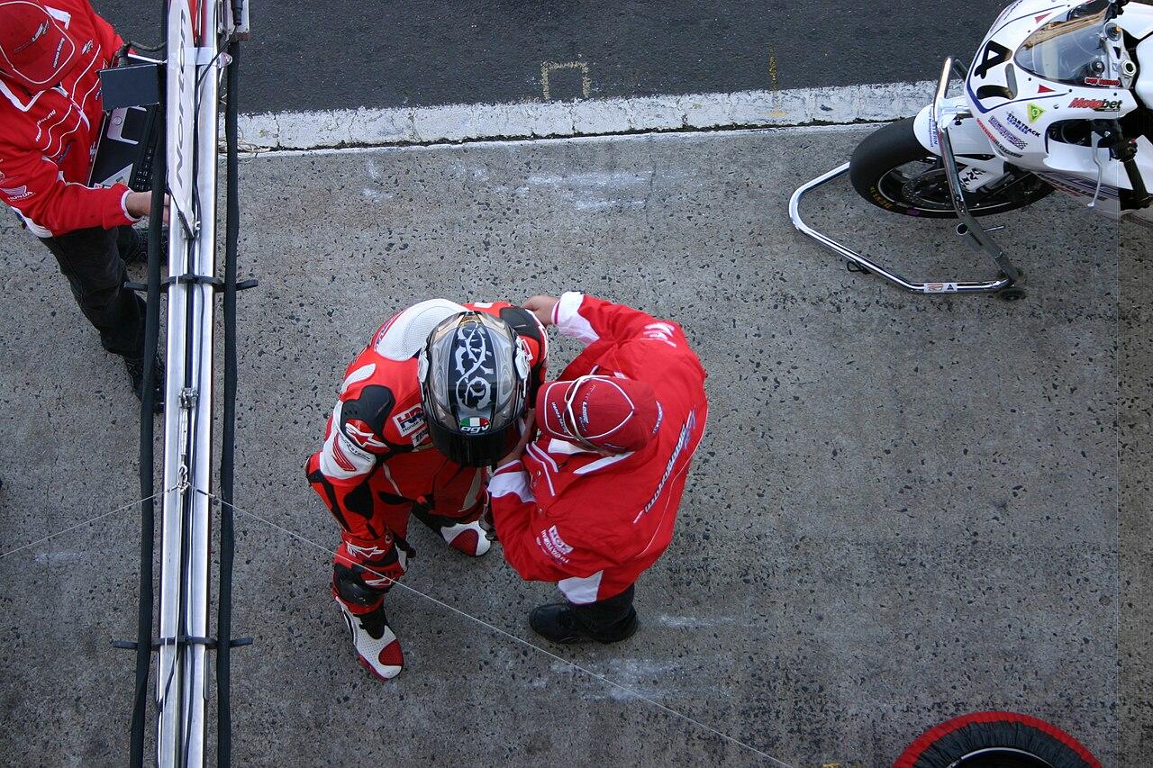 MotoGP装备进化：科技如何悄悄改写比赛（球迷文化视角）